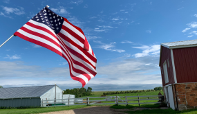 Drapeau flottant dans une ferme américaine