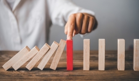 Effet de domino avec des bouts de bois