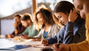 Groupe de jeunes adultes suivant un cours