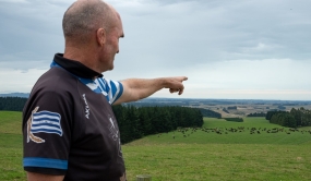 John Gregan devant son élevage