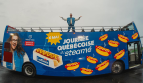Math Duff montrant son autobus de la Journée québécoise du steamé