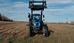 Tracteur New Holland dans un champ