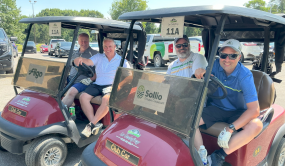 Des participants dans des carts de golf