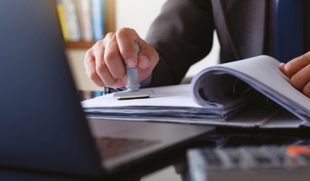 Personne estampant des documents