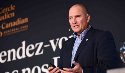 Pascal Houle faisant une allocution au Cercle canadien