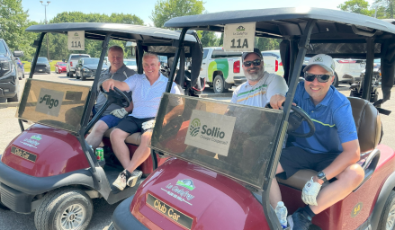 Des participants dans des carts de golf