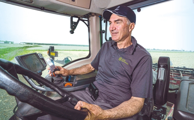 Guy Crépeau, président d'Agiska Coopérative, dans son tracteur