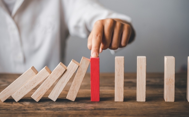 Effet de domino avec des bouts de bois