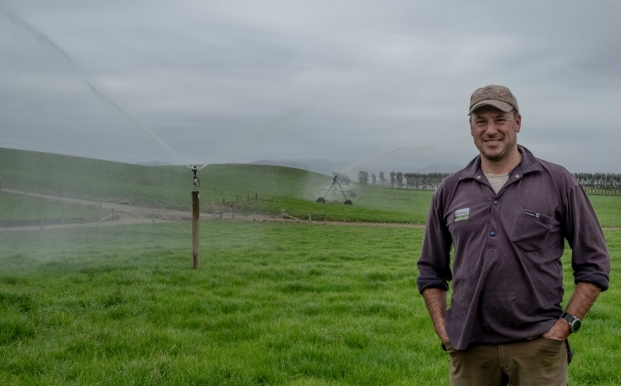 Matt Ross devant son système d'irrigation