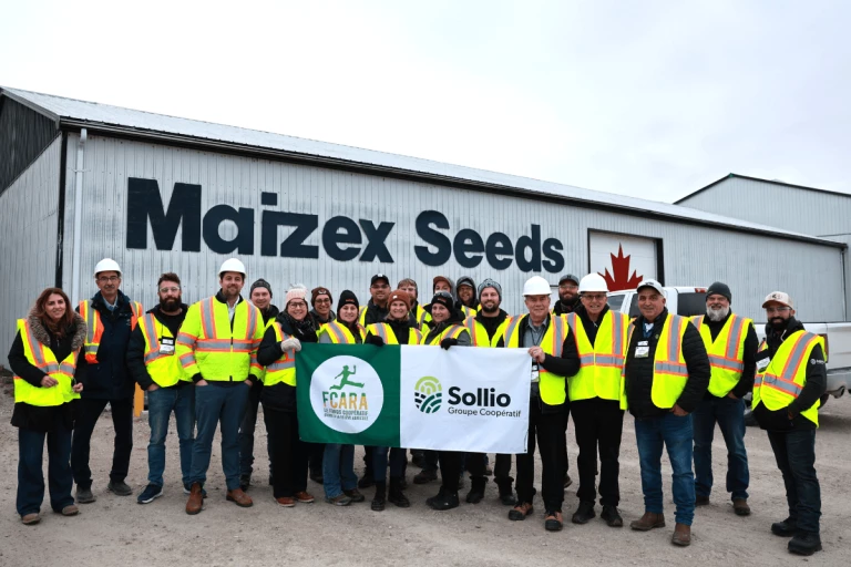 Groupe d'agricultrices et d'agriculteurs du FCARA en visite à Semences Maizex