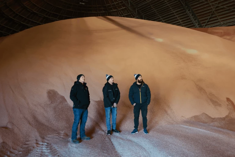 Membres du FCARA qui observent la potasse rouge