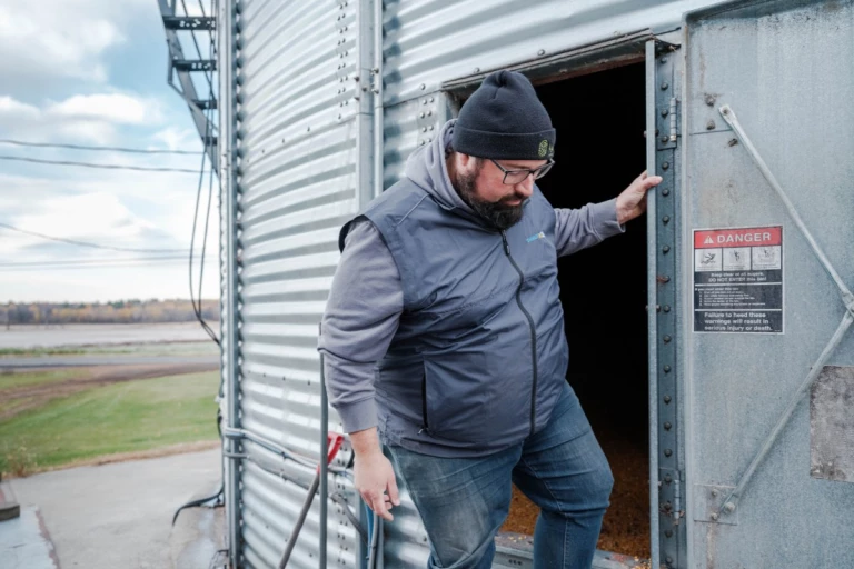 Renaud Péloquin inspectant ses grains