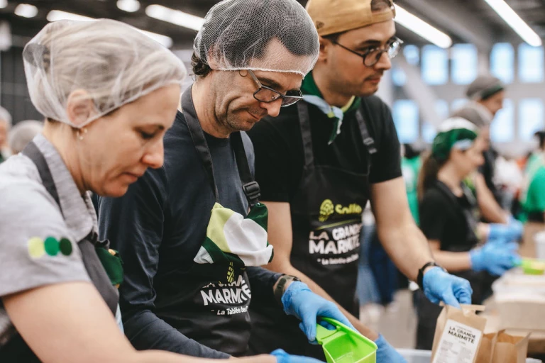 Équipe Sollio en pleine préparation de soupe