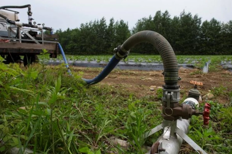Tuyaux utilisés pour fertiliser les champs.