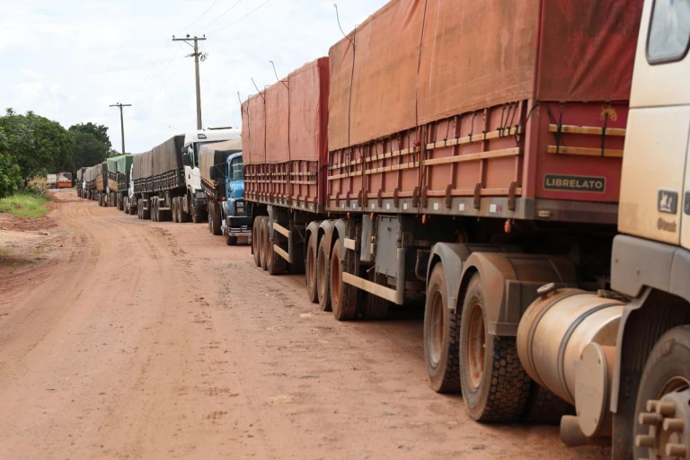 Fil de camions pour la ferme Estancia