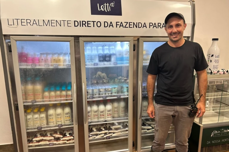Jordano Rocha devant les présentoir de la ferme Letti A2