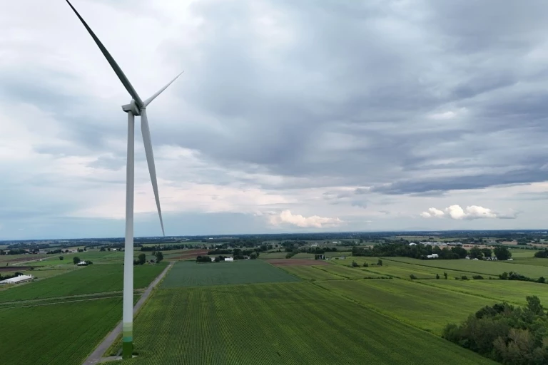 Éolienne dans un champ