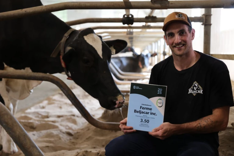 Dominic Vincent avec son prix pour la performance laitière de la Ferme Beljacar inc.