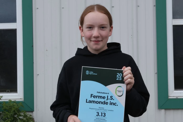 Anaëlle Lamonde avec le prix de la Ferme J.S. Lamonde inc. pour sa performance laitière.