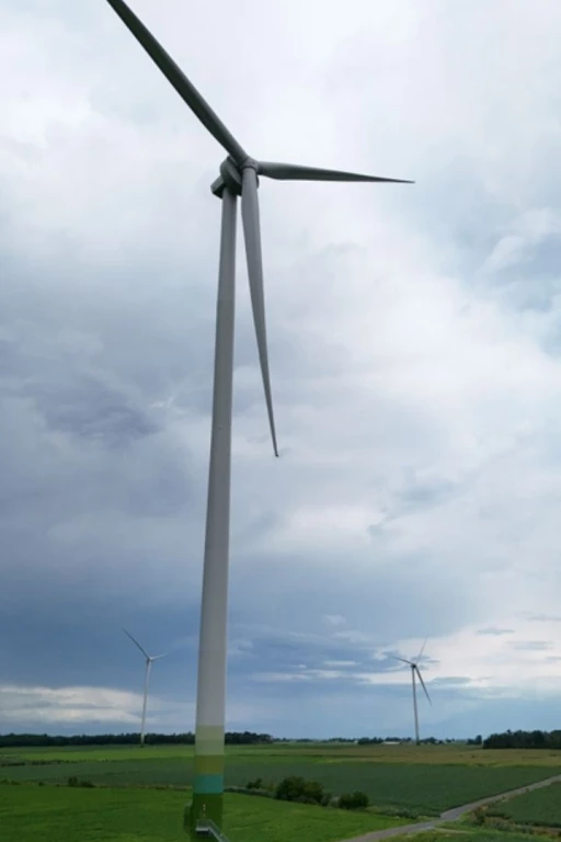 Éolienne dans un champ
