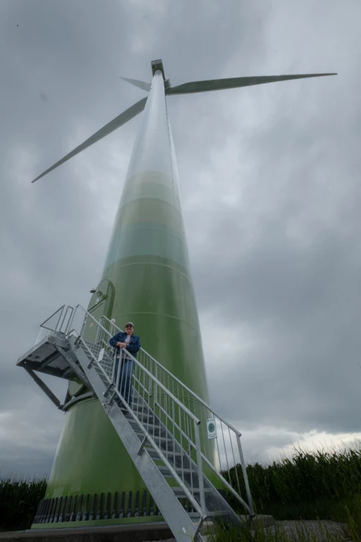 Sylvie Boyer devant une éolienne