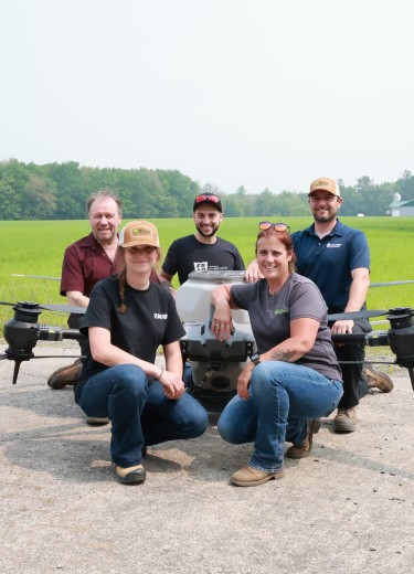 Réjean Beauparlant (agriculteur), Jean-Christophe Beauparlant (agriculteur), Jonathan Beaudry (pilote), Anne-Sophie Provost (stagiaire chez Novago) et Véronique Jacques (pilote)