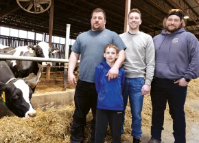 Les copropriétaires Maxime et Michaël Rondeau sont en compagnie du fils de Maxime, Rafaël, et du gérant de troupeau Gabriel Marois.