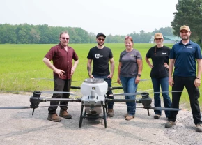 Agriculteurs, pilotes et stagiaire du drone de Novago Coopérative