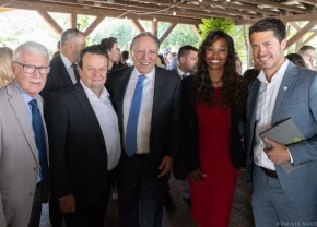Ernest Desrosiers, Richard Ferland, président de Sollio Groupe Coopératif, François Legault, premier ministre du Québec, Shirley Dorismond, députée de Marie-Victorin, et Marc Poisson, directeur aux affaires publiques et gouvernementales de Sollio Groupe Coopératif.