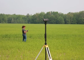 Véronique Jacques pilote un drone d'épandage.