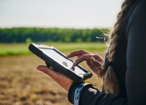 Une experte-conseil de Sollio Agriculture entre des données de champ sur une tablette.