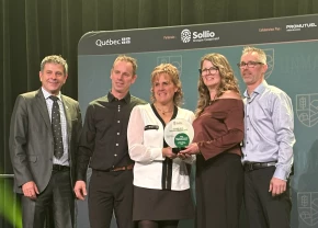 Ferme M.B. Marronniers reçoit son prix Sollio Groupe Coopératif à l'agroenvironnement