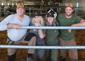 Claude et Claude-Éric entourent Nathalie et Léa de la Ferme Labonnechance