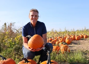 Christine Ruckstuhl qui tient une citrouille