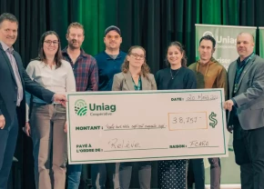 Remise du chèque FCARA à l'AGA d'Uniag Coopérative