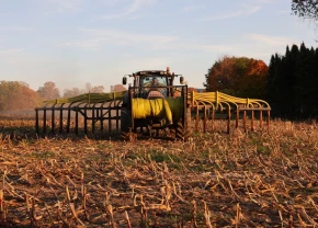Un tracteur épand du lisier