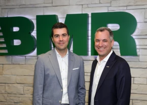 Charles Grégoire-Beliveau et Alexandre Lefebvre devant le logo BMR