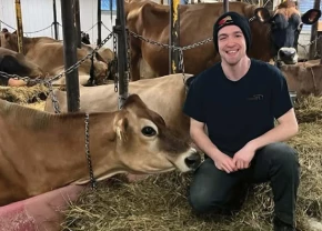 Jérémy Boutin accroupi avec des vaches