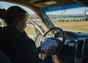 Une agricultrice utilise le portail AgConnexion sur sa tablette dans son camion