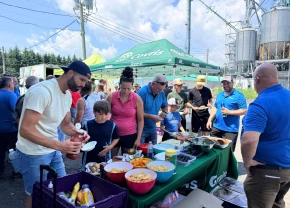 Familles et producteurs au BBQ Covris