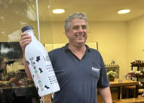 Jorge Jank devant le magasin de la ferme Letti A2