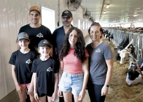 Éliana, Évelyne et leur maman Karine Desmarais sont impliquées dans le succès de la ferme tout comme Dominic et ses parents, Jacques Vincent et Carmen Champagne.