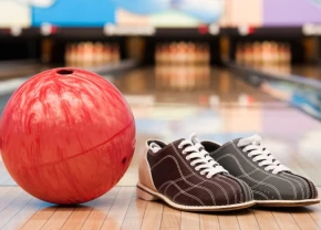 Allée de bowling avec des chaussures et une boule