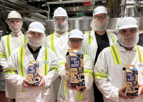 Employés de l'usine d'Alma avec le nouveau lait Le Protéiné de Nutrinor Coopérative