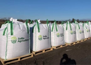 Sacs d'engrais avec le logo de Sollio Agriculture