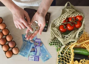 Une personne compte son argent après avoir acheter de la nourriture